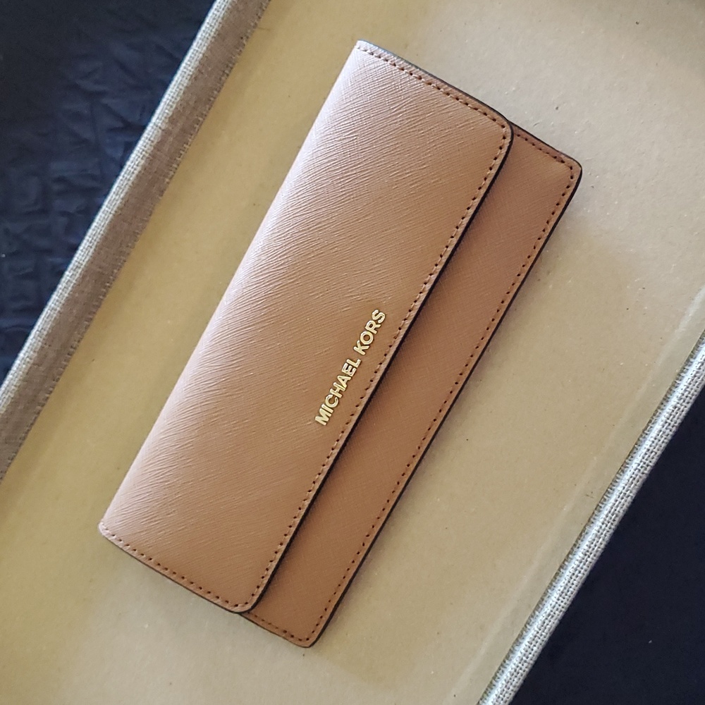 🤎NWT Michael Kors Wallet